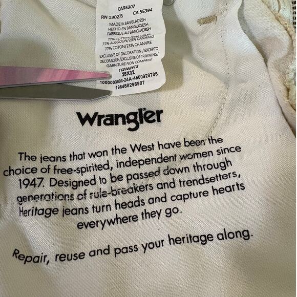 Wrangler Stonewashed White Worldwide 661 Mid Rise Wide Leg Denim Jeans Size 28 - Picture 7 of 8